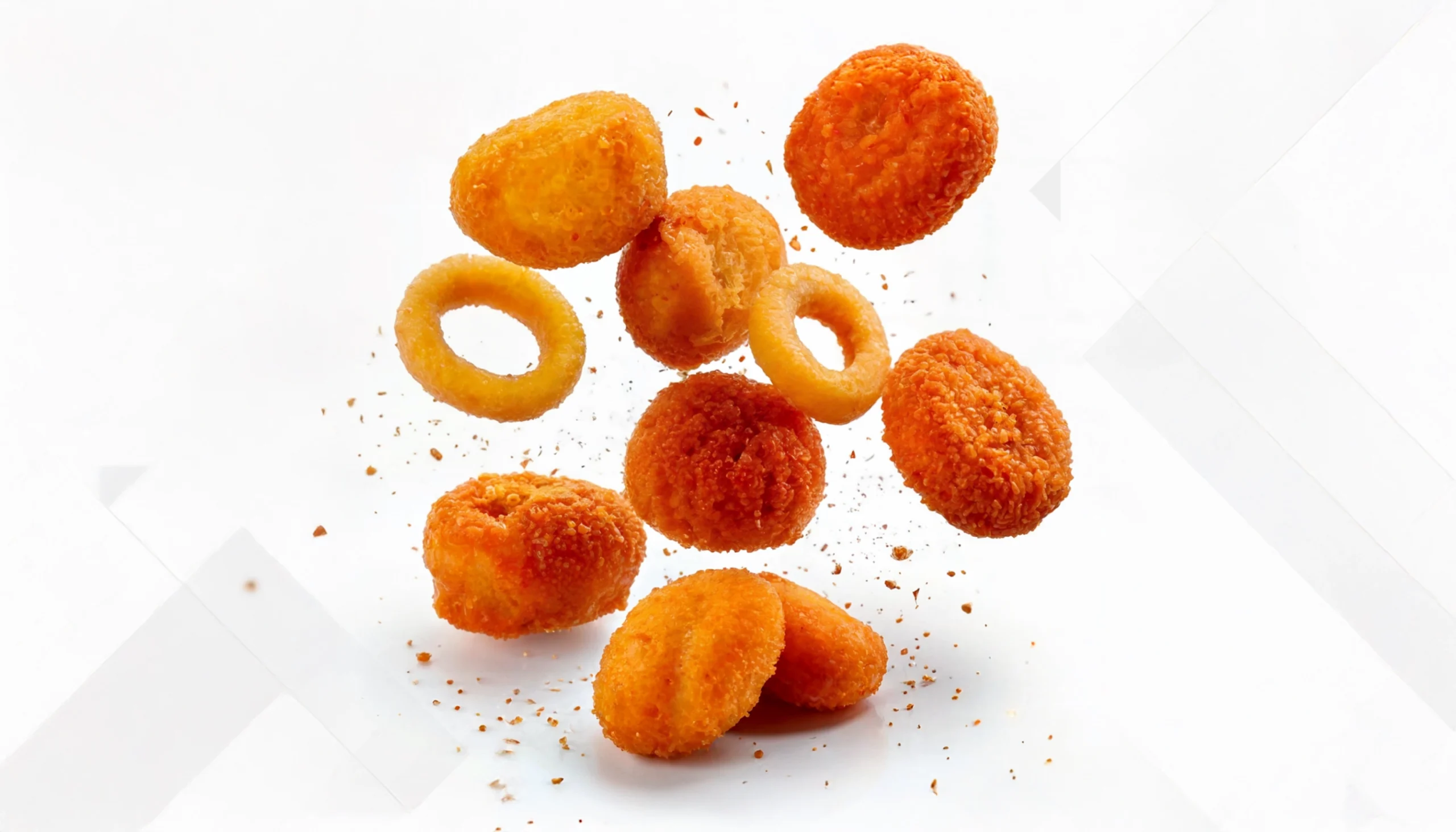 encolantes fuertes para la industria alimentaria. Unas croquetas y fritos empanados cayendo sobre una superficie blanca