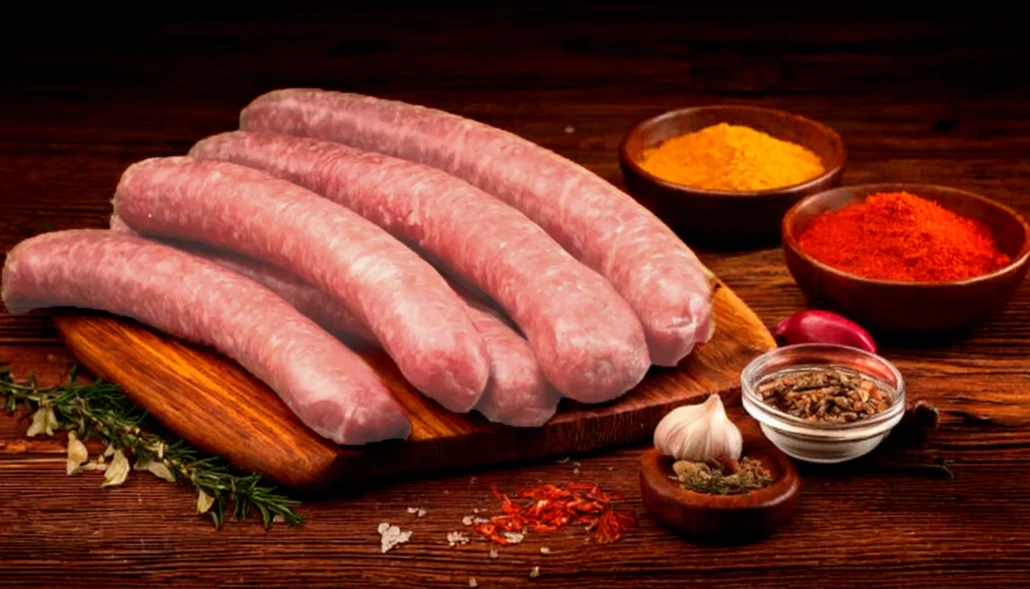 una tabla de madera con longaniza fresca