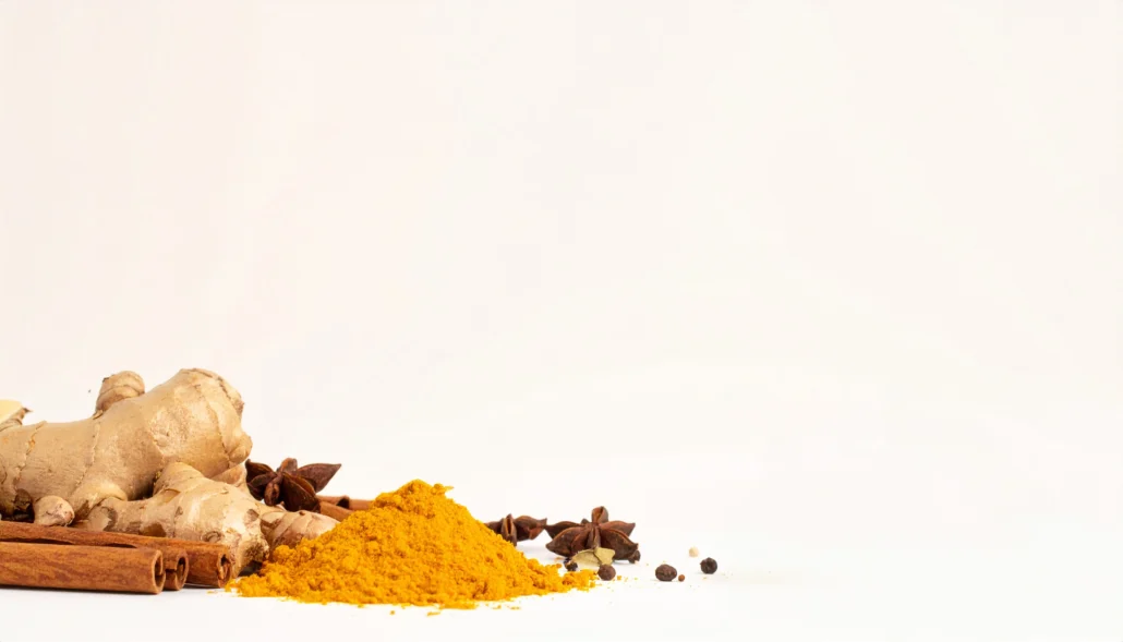 Diseño minimalista inspirado en especias funcionales, fondo blanco o beige claro, ilustraciones sencillas de cúrcuma, jengibre, canela y ajo en estilo vectorial, paleta de colores naturales (tonos tierra, verde salvia, amarillo cúrcuma, marrón canela), composición limpia, espacio negativo amplio, sensación de bienestar, salud y frescura, estética moderna y elegante, líneas suaves y orgánicas, sin texto, iluminación natural.