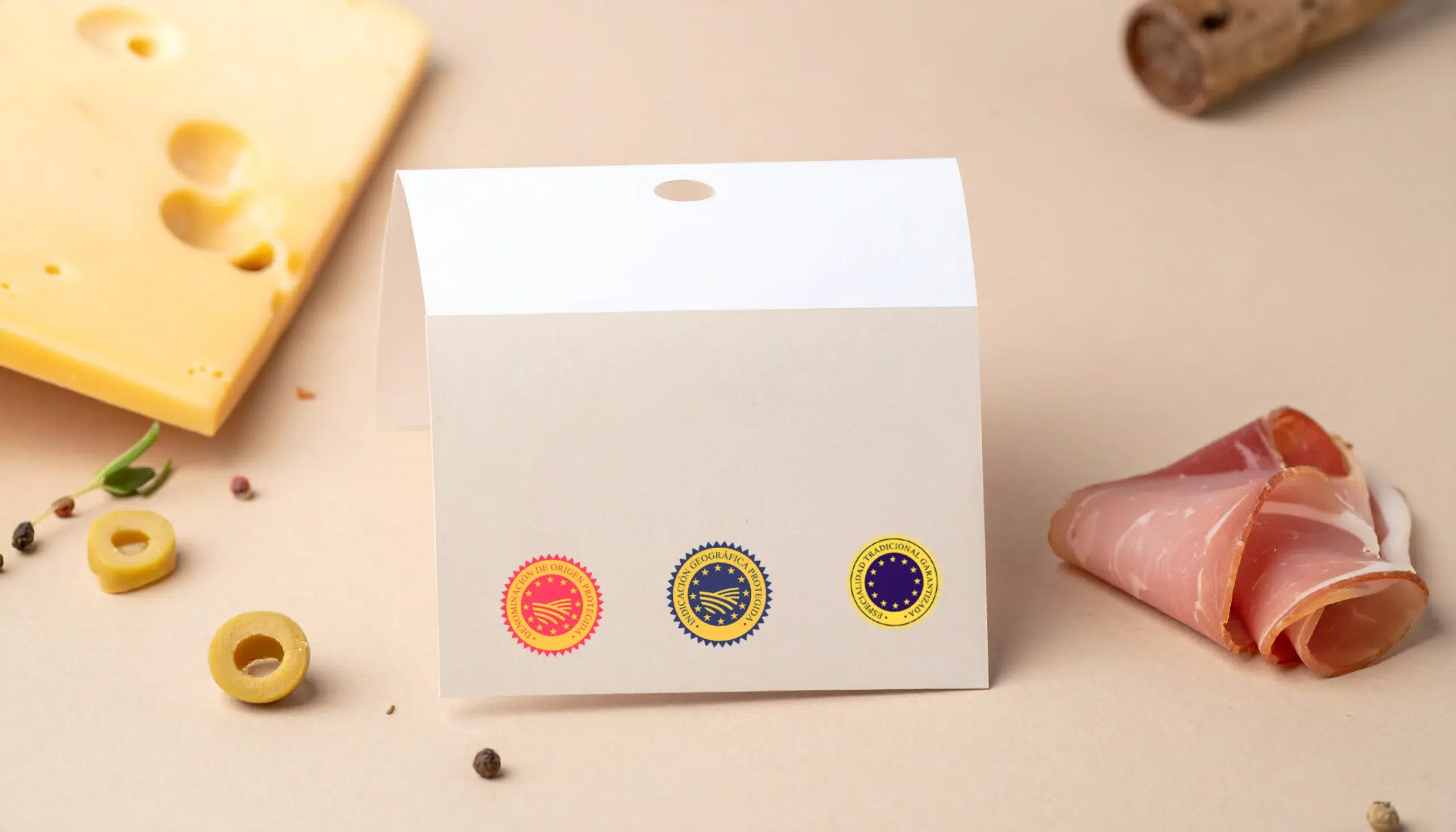 una tarjeta sobre una mesa con los sellos DOP, IGP y ETG con productos certificados