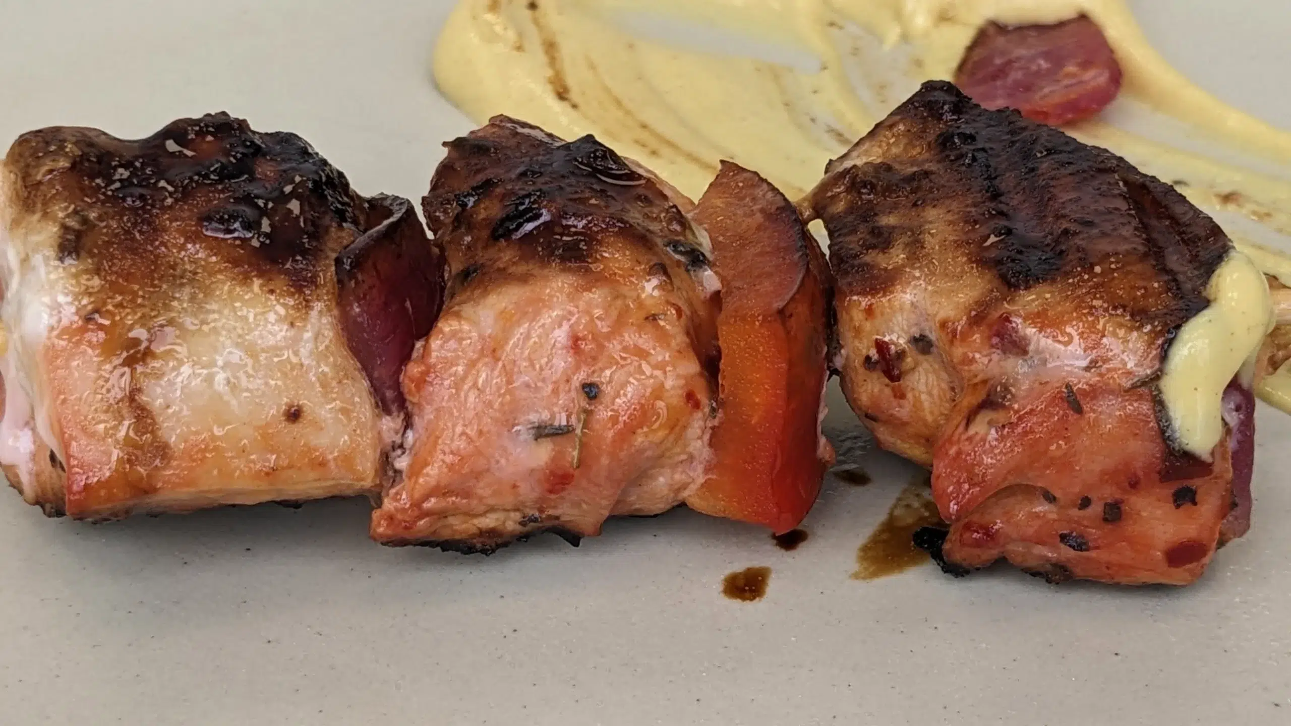 un pincho condimentado con el adobo encurtidos
