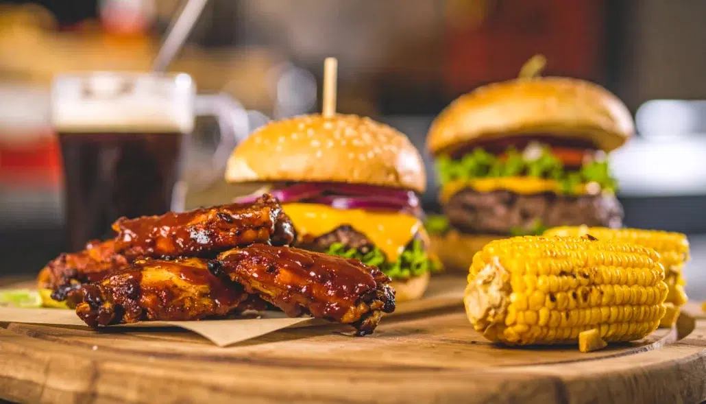 una mesa con comida estadounidense donde son utilizados sazonadores estilo americano