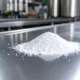 una encimera de acero inoxidable con una pila de celulosa en polvo