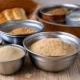 cuencos con ingredientes que muestran las diferentes granulometrías de las fibras vegetales