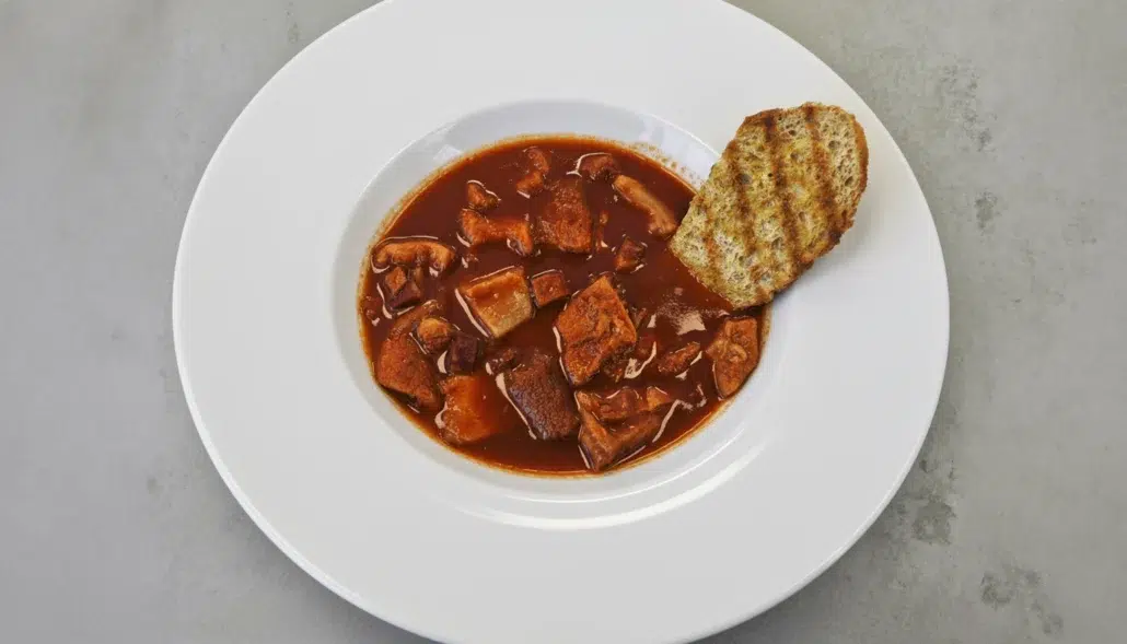 un plato de callos con morro, plato de quinta gama
