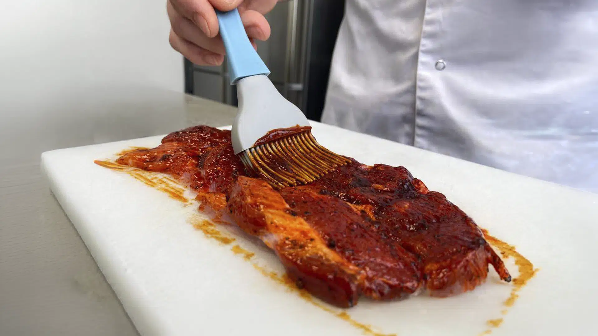 un corte de carne sazonado con marinada líquida